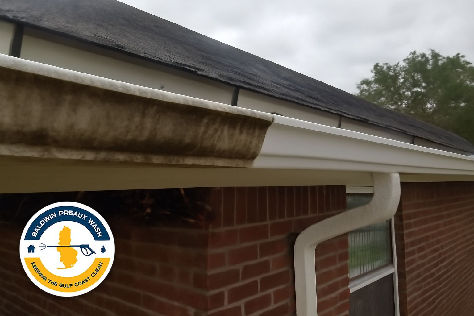 Clean bright gutters on a residential home in Foley Alabama after Baldwin Preaux Wash service